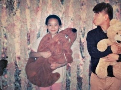 Απίστευτο! Μπήκε μέσα στις παιδικές φωτογραφίες της συντρόφου του! (εικόνες)