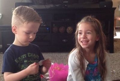 Τα δύο αδελφάκια μαθαίνουν ότι η μαμά τους είναι έγκυος! Δείτε την αντίδρασή τους! (βίντεο)