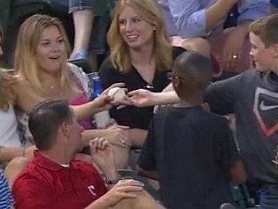 Το φλερτ δεν έχει ηλικία! Ο πιτσιρικάς «έριξε» μία όμορφη κοπέλα με έναν πρωτότυπο τρόπο! (βίντεο)