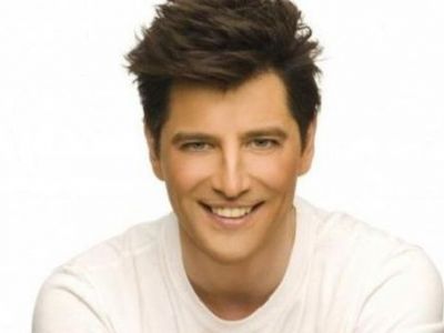 Δείτε τον Σάκη Ρουβά να ψηφίζει με τα παιδιά του! (εικόνα)