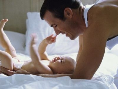 Ο εγκέφαλος των μπαμπάδων γίνεται πιο «μητρικός» όταν ανατρέφουν τα παιδιά τους