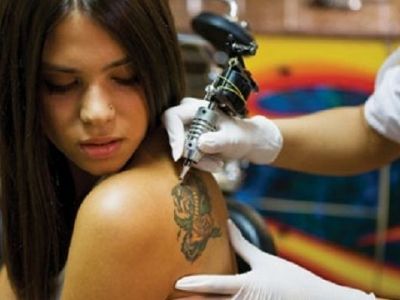 Το παιδί μου είναι στην εφηβεία και θέλει να κάνει τατουάζ. Τι να κάνω;
