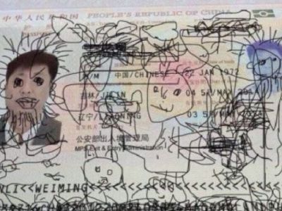 Ο άτακτος πιτσιρικάς ζωγράφισε στο διαβατήριο του πατέρα του κι εκείνος αποκλείστηκε στην Κορέα! (εικόνα)