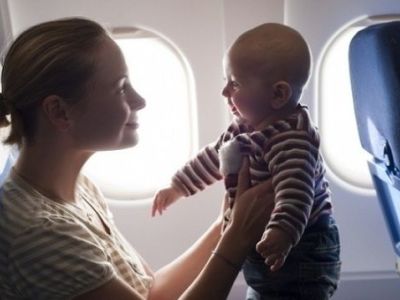 Θα ταξιδέψω με αεροπλάνο με το μικρό παιδί μου. Τι πρέπει να γνωρίζω;