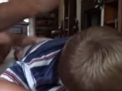 Δε θα πιστεύετε τι κάνει ένας πατέρας στο γιο του! Δείτε το βίντεο!