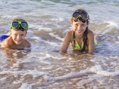 Πώς θα κρατήσετε ασφαλή τα παιδιά στην θάλασσα τώρα που ξεκινούν τα καλοκαιρινά μπάνια