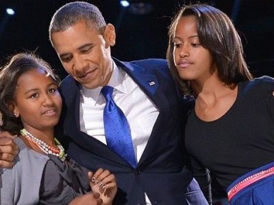 Ημέρα του Πατέρα σήμερα και ο Ομπάμα δηλώνει: «Είμαι αστείος χωρίς να κάνω τις κόρες μου να ντρέπονται»!