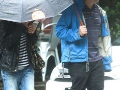 Ποιο πασίγνωστο ζευγάρι βγαίνει βόλτα… βρέξει χιονίσει;