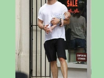 Πόσο τρυφερός μπαμπάς! Πήγε βόλτα με τα νεογέννητα μωράκια του (εικόνες)