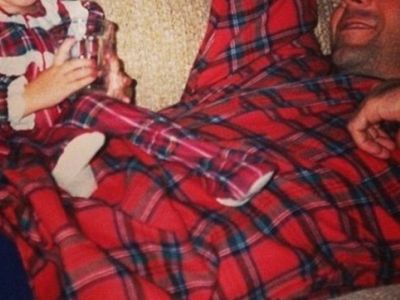 Τι τρυφερό! Μπαμπάς και κόρη φορούν ασορτί καρώ πιτζαμούλες!