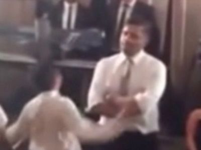 Πατέρας και γιος «μονομαχούν» χορεύοντας σε δεξίωση γάμου (βίντεο)