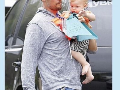 Μπαμπάς και γιος πηγαίνουν για μπάνιο! Ο μικρός του μοιάζει πολύ. Τον αναγνωρίζετε; (εικόνες)