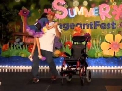 Πατέρας «χορεύει» με την ανάπηρη κορούλα του προκαλώντας δάκρυα συγκίνησης (βίντεο)