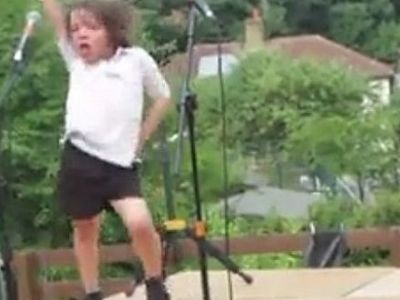 Κάντο όπως η Lady Gaga! Αυτός ο πιτσιρικάς το ρίχνει στο χορό και οι συμμαθητές του τον αποθεώνουν! (βίντεο)