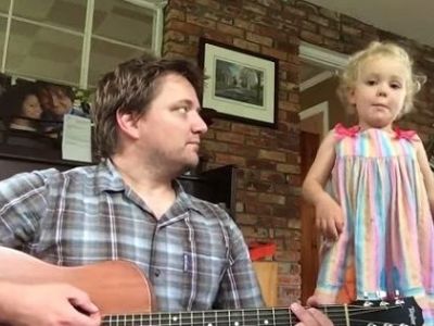 Δεν έχετε δει πιο τρυφερό βίντεο! Μπαμπάς τραγουδάει με την 4χρονη κόρη του