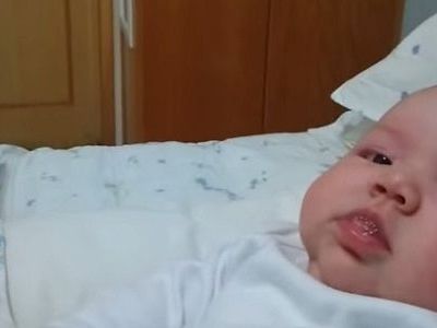 Σκυλάκι προσπαθεί να δει για πρώτη φορά το νεογέννητο. Θα τα καταφέρει; (βίντεο)