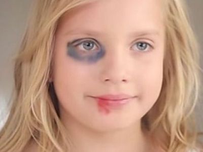 «Μαμά θα γίνω σαν και σένα». Η ενδοοικογενειακή βία μέσα από τα μάτια ενός παιδιού (βίντεο)