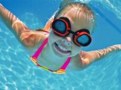 Οικογενειακώς στη θάλασσα. Χρήσιμες συμβουλές για την εξοικείωση με το νερό!