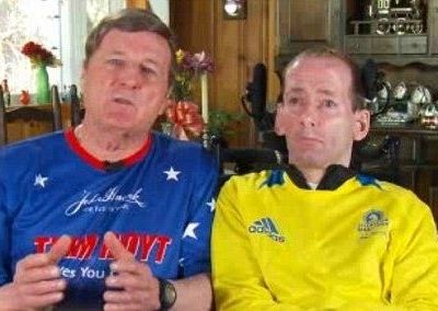 Η μοναδική ιστορία του πατέρα κι ανάπηρου γιού του που τρέχουν στον Μαραθώνιο της Βοστώνης εδώ και 34 χρόνια (εικόνες)