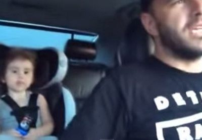 Μοναδικό ντουέτο! Πατέρας και κόρη τραγουδούν στο αμάξι και μας αφήνουν άφωνους! (βίντεο)