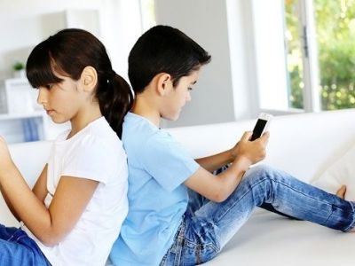 Εφηβεία και υπερβολική χρήση του κινητού: Τι κάνουμε;