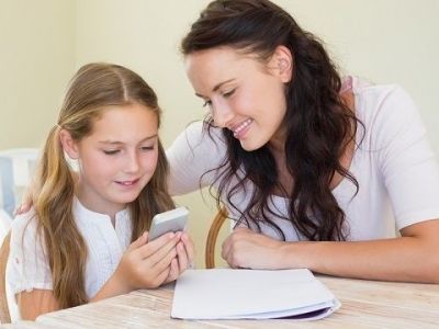 «Αγόρασα κινητό στο παιδί μου για να το ελέγχω καλύτερα»: Μια απόφαση που οι γονείς πρέπει να σκεφτούν καλά