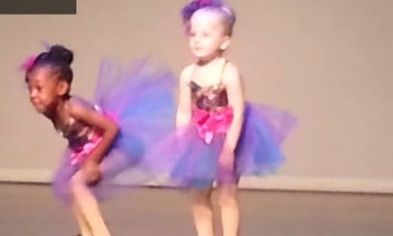 Η μικρή χορεύτρια δίνει ρεσιτάλ! Το πιο απολαυστικό βίντεο που έχετε δει