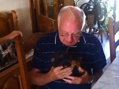 Ενα υπέροχο δώρο για τον παππού! Το βίντεο που μας έκανε να δακρύσουμε