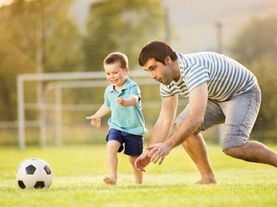 Μπαμπάς: Μαθαίνοντας ποδόσφαιρο στο γιο!