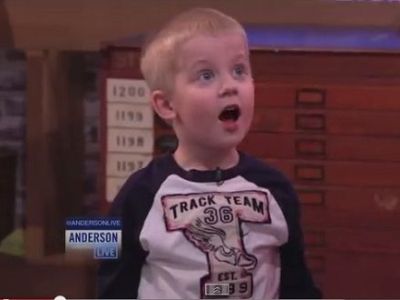 Αυτός ο πιτσιρικάς κέρδισε την προσοχή από ένα ολόκληρο εκθεσιακό κέντρο, μόνο με τον χορό του! (βίντεο)