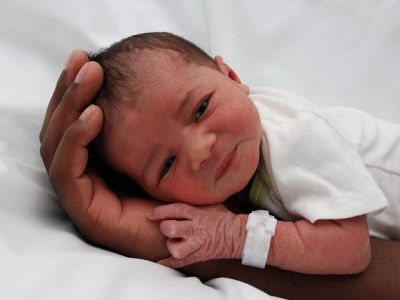 Έτσι καλωσόρισε ο μπαμπάς το μωράκι του που γεννήθηκε στο αυτοκίνητο! (βίντεο)