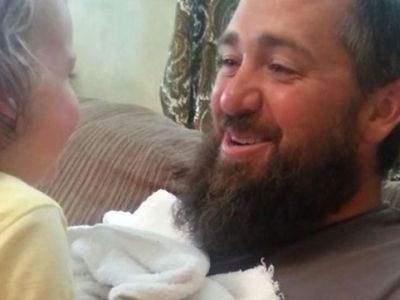 Απίστευτη η αντίδραση της μικρής όταν βλέπει τον μπαμπά της χωρίς μούσι! (βίντεο)