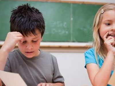 Αγόρια - Κορίτσια: Ποιος δυσκολεύεται περισσότερο στην Α' δημοτικού;