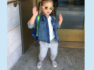 Πηγαίνει στο σχολείο ντυμένη με την τελευταία λέξη της μόδας! Ποια είναι η μαμά της; (εικόνα)
