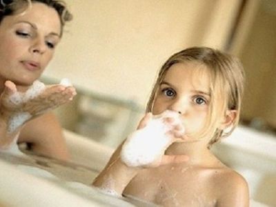 Μέχρι ποια ηλικία πρέπει το παιδί να βλέπει τους γονείς γυμνούς;