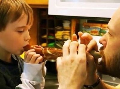 Υπέροχο! Δείτε με τι υλικό έφτιαξε αυτός ο πατέρας φλάουτο στα παιδιά του (βίντεο)