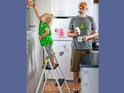 Οι απίστευτες πόζες ενός πατέρα με την κόρη του που «τρελαίνουν» το διαδίκτυο! (εικόνες)