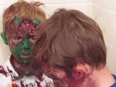 Η απίστευτη αντίδραση ενός μπαμπάς όταν αντικρίζει τα παιδιά του βαμμένα με μπογιές! (βίντεο)