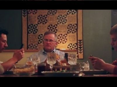 Δείτε τι γίνεται όταν αυτός ο πατέρας ζητά το αλάτι από τον γιο του! Θα κλάψετε από τα γέλια. (βίντεο)