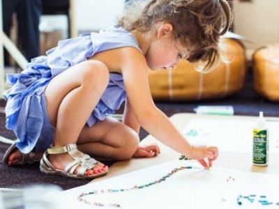 Απίστευτο: Μεγάλος οίκος μόδας προσέλαβε 4χρονο κοριτσάκι για σχεδιάστρια!