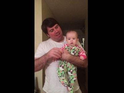 Μπαμπάς με την 6 μηνών κόρη του τραγουδούν χριστουγεννιάτικο τραγούδι! (βίντεο)