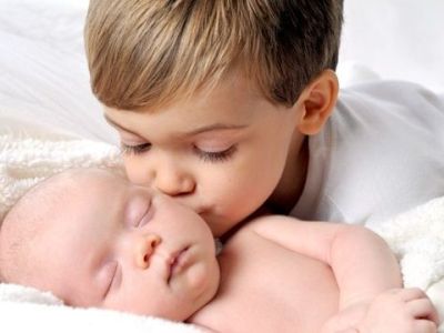 Το μεγάλο παιδί ζηλεύει το μωρό: Τα 5 βήματα που πρέπει να ακολουθήσετε!