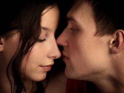 Σεξ σε νεαρή ηλικία: Οι 3 παράγοντες που επηρεάζουν τους εφήβους