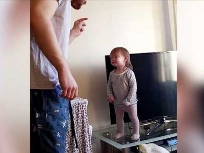 Μπαμπάς ζητά από την κόρη του να κατέβει από το τραπέζι. Δείτε την αντίδρασή της!(βίντεο)