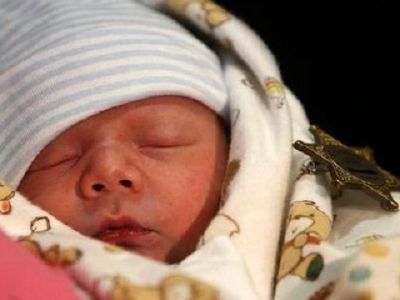 Αληθινή ιστορία: Έσπασαν τα νερά ενώ οδηγούσε και γέννησε στην άκρη ενός αυτοκινητόδρομου! (εικόνες)