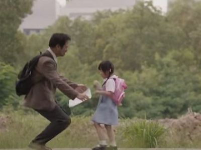 Πίσω από τα ψέματα ενός πατέρα στην κόρη του, κρύβεται μία συγκινητική ιστορία (βίντεο)