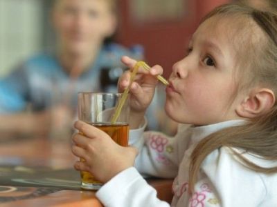 Τα ζαχαρούχα ποτά προκαλούν πρόωρη έμμηνο ρύση στα κορίτσια