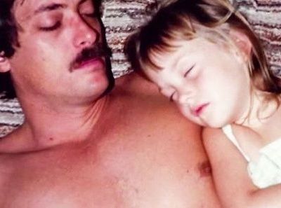 Είχε μόνο δύο τοις εκατό πιθανότητες για να ζήσει. Με μια ηρωική πράξη ο μπαμπάς της την έσωσε!(βίντεο)