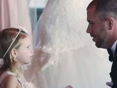 Συγκινητικό: Γαμπρός δίνει όρκους αγάπης στη γυναίκα του και την κόρη της!(βίντεο)