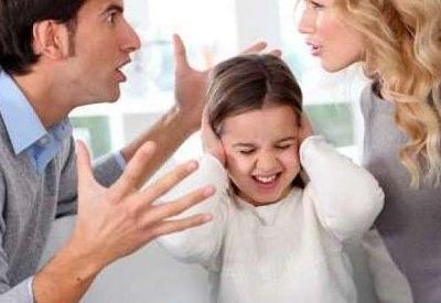 Να τι πρέπει να γνωρίζουν οι γονείς που μαλώνουν μπροστά στο παιδί τους